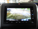 バックカメラの画像です。ガイドラインがスムースな車庫入れをサポートいたします。車庫入れの安心感がアップしますね。