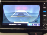 バックでの車庫入れも安心です! リアカメラが付いているバックモニター付のナビを装備しております。操作線もついており距離感も画面から確認できます。