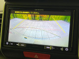 【バックカメラ】駐車時に後方がリアルタイム映像で確認できます。大型商業施設や立体駐車場での駐車時や、夜間のバック時に大活躍!運転スキルに関わらず、今や必須となった装備のひとつです!