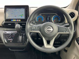 使いやすく安全な操作性と良好な視界を実現した運転席!