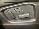 運転席にはパワーシートを装備!シート位置を記憶するメモリー機能付きなのでご夫婦で2名分セットすると便利です♪