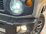 【LEDヘッドライト】悪天候や夜間走行時も良好な視界を確保し安心して運転できる高輝度LEDヘッドライトを装備!点灯速度が早く、消費電力も抑えられています。