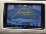 駐車時の安全確認をサポートするバックカメラも使用できます。インターナビで様々な情報を得ることもできます。