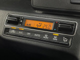 【オートエアコン】一度お好みの温度に設定すれば、車内の温度を検知し風量や温度を自動で調整。暑い&hellip;寒い&hellip;と何度もスイッチ操作をする必要はありません。快適な車内空間には必須の機能ですね♪