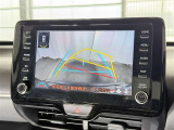 【バックガイドモニター】車両後方の映像をナビ画面に表示し、駐車などの後退操作をサポートします。