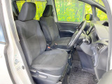 運転席まわりには十分なスペースがあり、大柄な方でもゆったり運転していただける環境です。