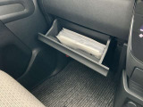 グローブボックス。車検証ブックや小物などが収納できるスペースがあります。