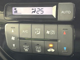 【オートエアコン】一度お好みの温度に設定すれば、車内の温度を検知し風量や温度を自動で調整。暑い&hellip;寒い&hellip;と何度もスイッチ操作をする必要はありません。快適な車内空間には必須の機能ですね♪