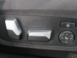 【メモリー機能付きパワーシート】運転手が代わってもボタン一つで設定ポジションに。常にご自身のドライブ設定が整います。