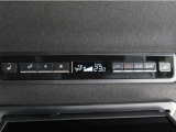 後部座席のエアコンは2列目からも調整ができます。