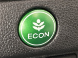 ECON モードをON にするとアクセルペダルの動きに対するエンジンの反応とエアコンの制御を切り換えることで、燃費のいい運転をするドライバーがペダルを踏んだ時と同じようにエンジンを制御します。