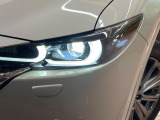 【LEDヘッドライト】悪天候や夜間走行時も良好な視界を確保し安心して運転できる高輝度LEDヘッドライトを装備!点灯速度が早く、消費電力も抑えられています。