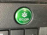 ECON モードをON にするとアクセルペダルの動きに対するエンジンの反応とエアコンの制御を切り換えることで、燃費のいい運転をするドライバーがペダルを踏んだ時と同じようにエンジンを制御します。
