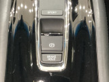 セレクトレバーの下に電子制御パーキングブレーキがあります。スイッチひとつで、停車した地点の傾斜などをシステムが検知・判断してブレーキ力を自動的に最適制御し、しっかり停車できるパーキングシステムです。