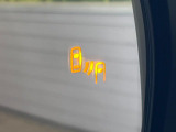 【ブラインドスポットモニター】走行中、ドアミラーの死角になりやすい箇所に後続車が接近するとサイドミラーのレンズに警告を表示!ドライバーに注意喚起をしてくれます。