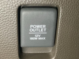 アクセサリーソケットはUSBのアダプターなどをつければ、スマホの充電にも使えます。周辺には物が置けるボックスがついています。