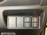 VSA装備車です。VSAはドライバーの操作と車の動きを見守っています。もし車の挙動が乱れたとき、4輪別々にブレーキをかけたり、エンジンパワーをしぼることによって車を安定させます。