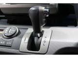 インパネシフトだから視線の移動も少なく足元もスッキリ♪運転席もゆったりしているのでゆとりを持ってドライブできますね!