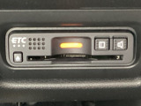 ハンドルの右下にETCがついています。高速道路の料金所の通過も楽々です!。 カードの取り出しもしやすい場所についています。