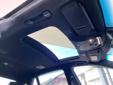 【ムーンルーフ】開放感たっぷりの希少装備、ムーンルーフが装着されています!車内に明かりを取り入れたり景色を楽しむ以外にも、車内の空気も簡単に換気できて快適です!