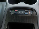 シートヒーター及びシートベンチレーションスイッチ:寒い日は、背中や腰に冷えやすい脚部に快適なぬくもりを伝え、暑い日には背もたれ面と座面に、シート表皮の熱気を吸い込むことで冷涼感をもたらす機能です。