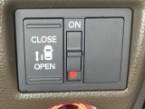 左側電動スライドドアは運転席からでも操作ができるように、ハンドル付近に開閉の操作スイッチが付いています。