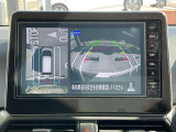アラウンドビューモニターです。4つのカメラからの映像を合成・処理することで空から見下ろすような視点で周囲を確認でき、駐車時のクルマの位置確認がスムーズになります。