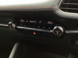 空調スイッチ類は最近流行のタッチパネル式ではなく、運転中でも直感的に操作のできるダイヤル式を採用しております。