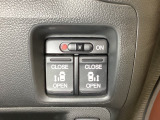 リアドアは乗り降りに便利な両側電動スライドドアです。また運転席に座っていながらスイッチ操作で自在にスライドドアを開け閉めできます。