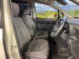 運転席まわりには十分なスペースがあり、大柄な方でもゆったり運転していただける環境です。