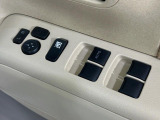 【電動格納ミラー】サイドミラーは電動格納式となっており、狭い駐車場でもキズがつくリスクを抑えられます。