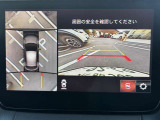 360度ビューカメラを搭載。4方の小型カメラの映像を処理し、車両真上からの映像に変換しています。