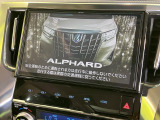 【10インチ 純正ナビ】人気の純正ナビを装備しております。ナビの使いやすさはもちろん、オーディオ機能も充実!キャンプや旅行はもちろん、通勤や買い物など普段のドライブも楽しくなるはず♪