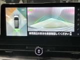 【アラウンドビューモニター】車を上から見下ろしているかのような映像で周囲の状況がひと目で確認、狭い駐車場に駐車するときも安心です♪