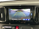 【バックカメラ】運転が苦手な方も車庫入れラクラクです!ギアをリバースに入れれば自動的に切り換わりますので、面倒な操作は不要です♪狭い駐車場もお車を傷つけず安心ですね!