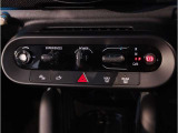 MINIの内装はとにかく『円』に拘ったデザインコンセプトが一目で伝わってきます。これほど円形に拘った車は他に御座いません。伝統のデザイン、トグルスイッチなど遊び心のある内装で御座います。