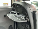 運転席及び助手席後ろにはセカンドシート用テーブル&ドリンクフォルダーを装備☆