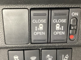 リアドアは乗り降りに便利な両側電動スライドドアです。また運転席に座っていながらスイッチ操作で自在にスライドドアを開け閉めできます。