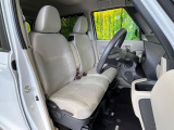 運転席まわりには十分なスペースがあり、大柄な方でもゆったり運転していただける環境です。