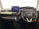車内は光触媒抗菌消臭施工済です。インパネ周りはスタイリッシュなデザインで機能や装備も充実しています。グローブボックスやカップホルダーのほかにトレーなどたくさんの収納スペースが付いています。