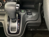 CVT車のセレクトレバーです。低速から高速まで、変速ショックのないスムーズな走りと、エンジン効率のよい領域を維持して燃費にも貢献します。サイドブレーキはスイッチ操作の電子制御パーキングブレーキです。