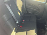 後席もゆったりくつろぐことができます!脚を組めちゃうほど足元のスペースも広いです!