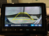 リバースギアに入れるだけで後方の表示へ切り替わります。夜間や雨の日の駐車も楽になりますよ。