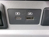 充電用USBポート2個装備。