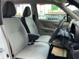 運転席・助手席は、ゆったりと座れるサイズで、長時間の運転でも快適です。