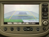 バックでの車庫入れも安心です!リアカメラが付いているバックモニター付のナビを装備しております。操作線もついており距離感も画面から確認できます。