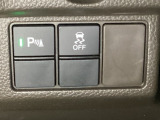 VSA装備車です。VSAはドライバーの操作と車の動きを見守っています。もし車の挙動が乱れたとき、4輪別々にブレーキをかけたり、エンジンパワーをしぼることによって車を安定させます。