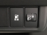 急速充電時は、車内の専用スイッチを操作することで充電口の蓋が開く仕組みです。車内からの操作に限定することで、誤接続や差し間違いを防ぐ安全性の高い設計となっています。