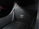 ■センターコンソールロアボックスに、HDMI接続用端子がついております。スマートホンからの動画をナビ画面で見ることが可能です。
