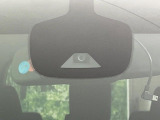 【エマージェンシーブレーキ】走行中に前方の車両等を認識し、衝突しそうな時は警報とブレーキで衝突回避と被害軽減をアシスト。より安全にドライブをお楽しみいただけます。